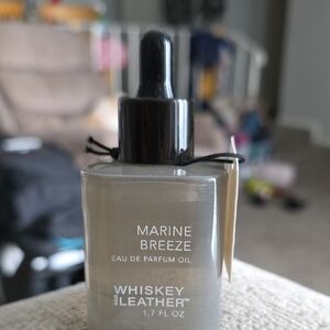Whiskey and Leather Marine Breeze Moisturizer - Black and Gray